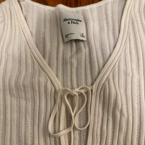 Abercrombie & Fitch cream texture sweater with tie front - Picture 4 of 4